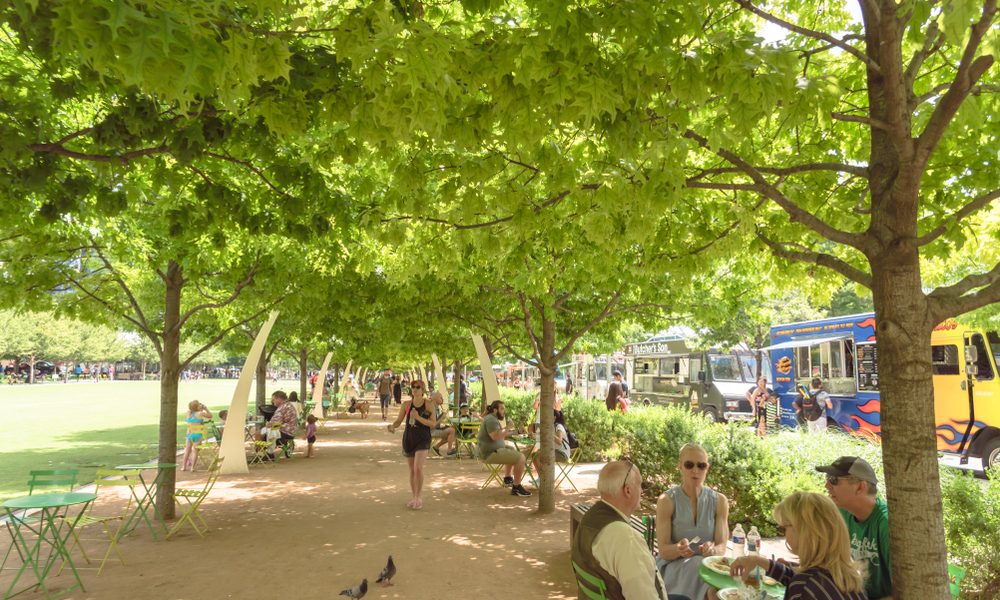Dallas,,Tx,,Usa-may,26,,2018:food,Truck,Vendor,With,Customer,Buy